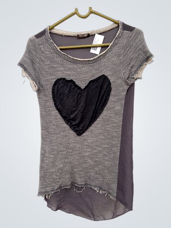 Viel Geld Graues T-Shirt mit Herzdesign