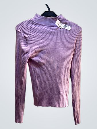 Lila gerippter Rollkragenpullover