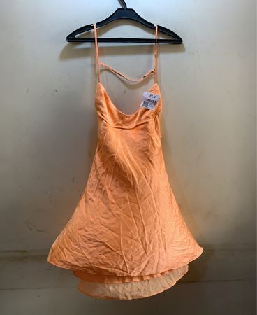 Pfirsichfarbenes Kleid