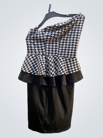 Schwarz-weißes Hahnentritt-Kleid