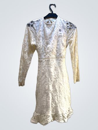 Weißes Spitzenkleid