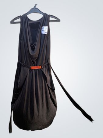 Schwarzes Kleid mit Gürtel