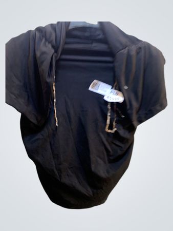 Schwarzes gerüschtes T-Shirt mit kurzen Ärmeln