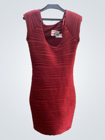 Rotes Faltenkleid
