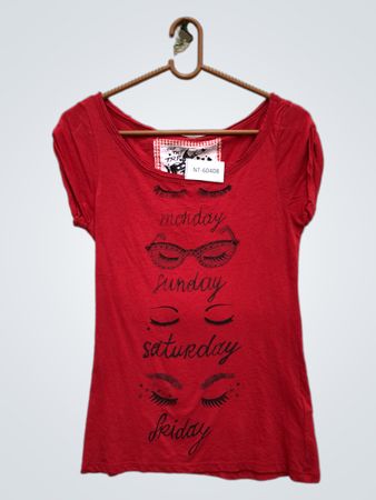 Rotes Grafik-T-Shirt mit Wochentagsdesign