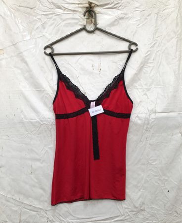 Rote Spaghetti-Top mit schwarzer Spitze