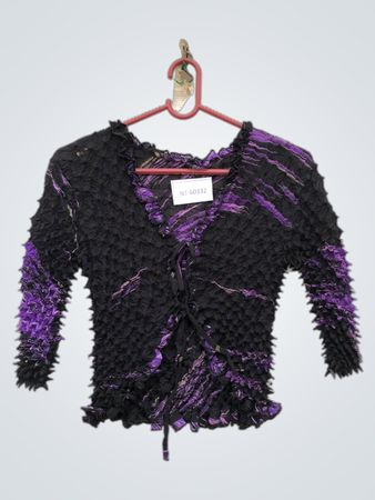 Schwarzes und lila Rüschenshirt