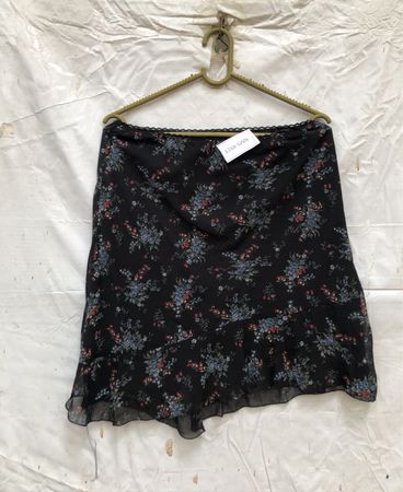 Schwarzer Blumenkleid