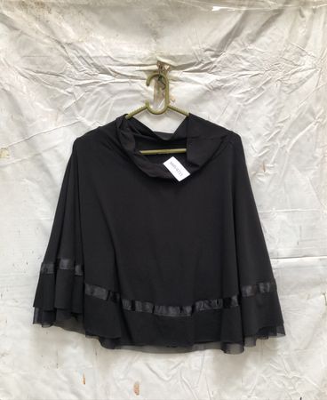 Schwarze Bluse mit Rüschensaum