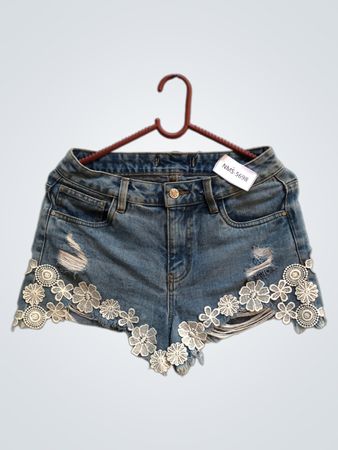 Jeansshorts mit Spitzenblumenbesatz
