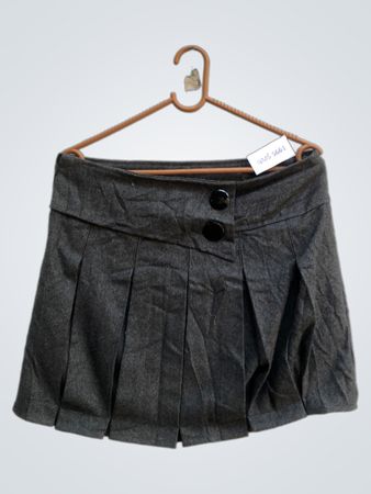 Faltrock mit zwei Knöpfen