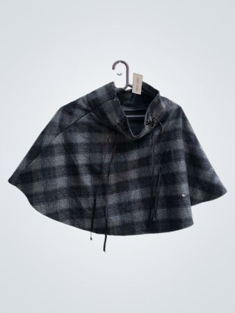 Graues kariertes Cape mit Schnürkragen