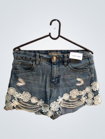 Denim Co. Damen Jeans-Shorts in verwaschenem Blau mit weißer Spitzenverzierung