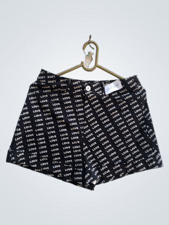 Schwarze Shorts mit weißem 'LOVE'-Muster