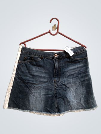 Jeansrock mit weißem Plisseerock