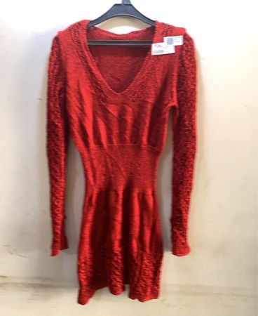 Unmarkiertes rotes Strickkleid