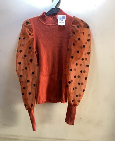 Oranges Rippstrick-Oberteil mit Polka-Dot-Transparenten Puffärmeln