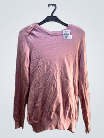 Rosa Rundhals-Pullover mit goldenen Knöpfen