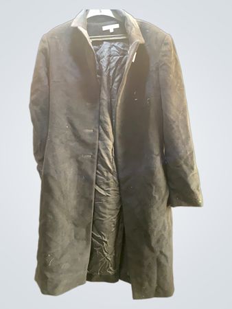 Schwarzer langer Mantel