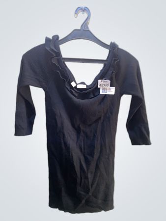 Schwarzes geripptes Off-the-Shoulder-Top mit Rüschenausschnitt