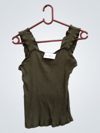 Grünes geripptes Tanktop mit Rüschenträgern