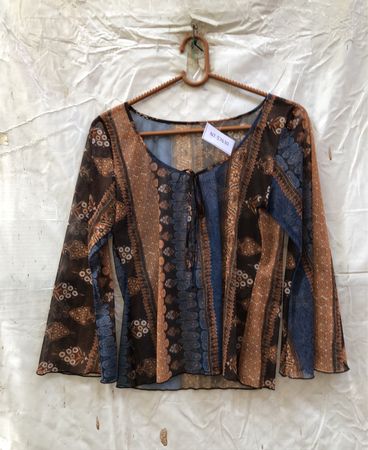 Durchsichtige Bluse mit Bindeband und Blumenmuster