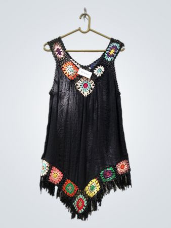 Schwarzes ärmelloses Top mit gehäkelten Blumenmotiven und Fransen