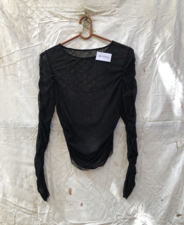 Schwarzes transparentes gerafftes Langarmoberteil