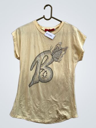 Gelbes T-Shirt mit Schmetterlings- und "B"-Verzierung