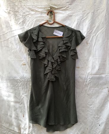 Grünes Rüschenshirt mit V-Ausschnitt