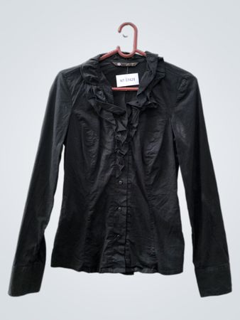 Schwarzes Rüschenshirt mit Knöpfen