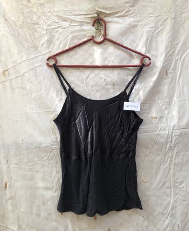 Schwarzes Top mit Etikett NT-57473