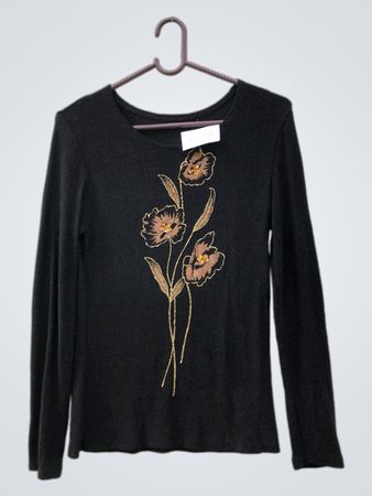 Schwarzes Langarmoberteil mit Blumenstickerei