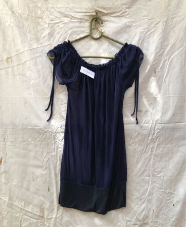Navyblaues Off-Shoulder-Kleid mit gebundenen Ärmeln