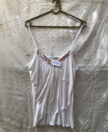 Weiße Camisole mit Pailletten-Ausschnitt