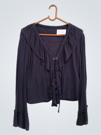 Marineblaues, gerafftes Langarmoberteil mit Knotenfront