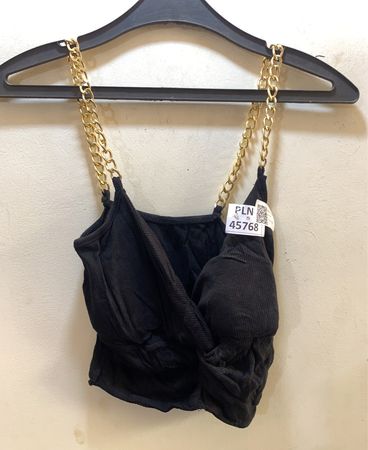 Schwarzes Crop-Top mit goldenen Ketten-Trägern