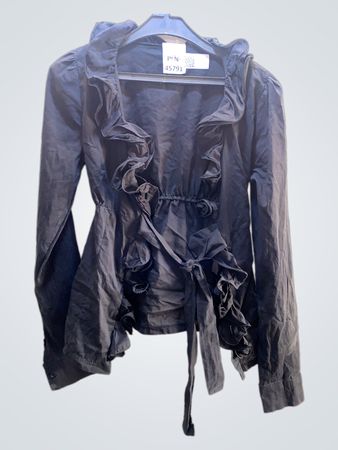 Schwarze Rüschentbluse mit Bindeband