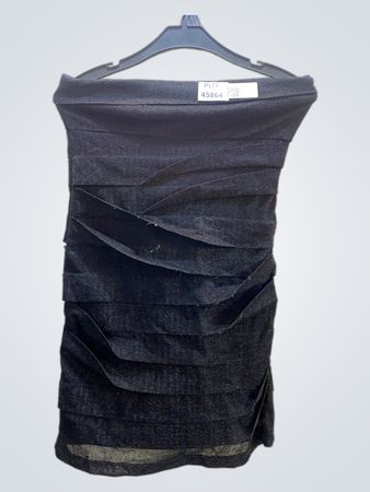 Schwarzes gerafftes trägerloses Kleid