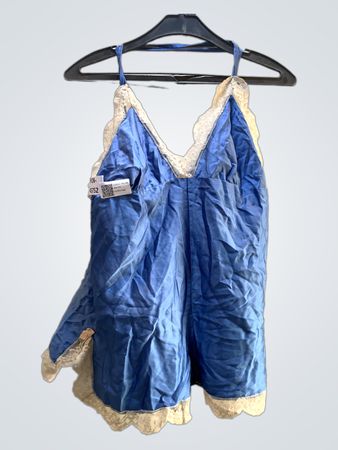 Nahtloses Top mit blauem Spitzenbesatz