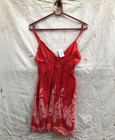 Rotes Kleid mit weißem Blumenmuster