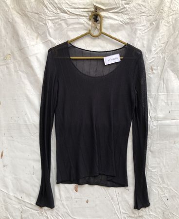 Schwarzes, langärmliges, transparentes Oberteil mit dem Etikett NT-58048