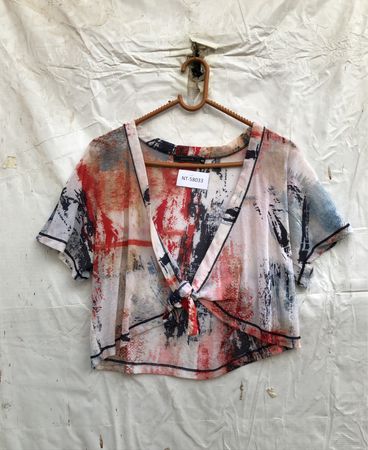 Passadresse abstrakter Druck geknoteter Crop-Top