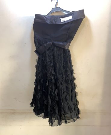 Schwarzes trägerloses Rüschenkleid mit Schleifendetail