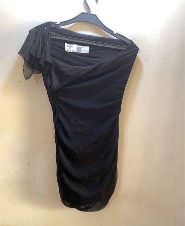 Schwarzes gerafftes One-Shoulder Kleid