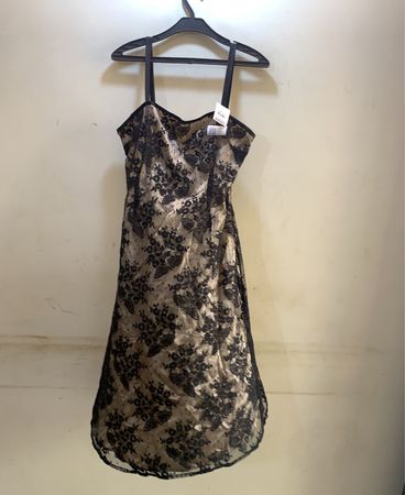 Schwarzes Spitzenkleid