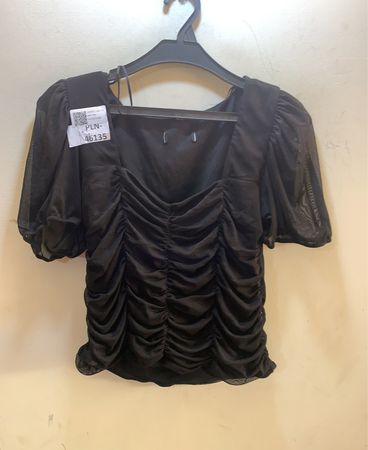 Schwarzes gerafftes Mesh-Top mit Puffärmeln