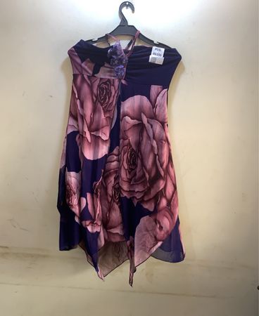 Blumenlila Kleid