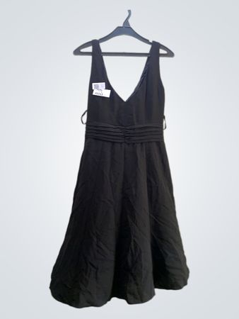Schwarzes V-Ausschnitt-Kleid mit plissiertem Bund