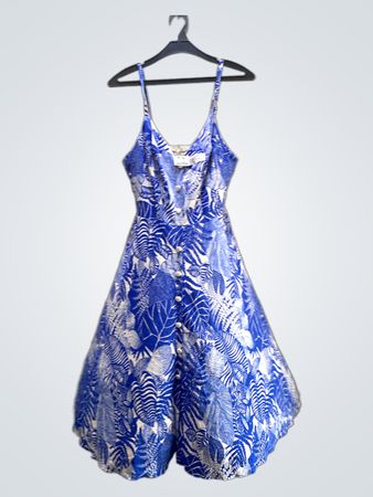 Blaues und weißes Kleid mit Blumenmuster